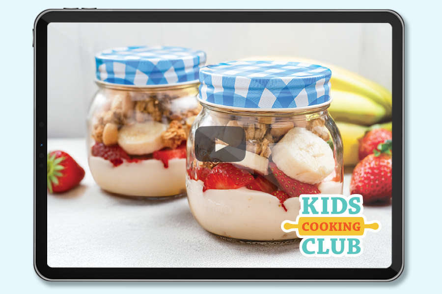 strawberry and banana parfait in a jar on a table. Logo: Mini-club de cuisine