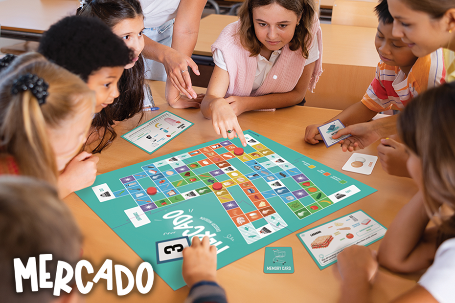 Children playing the Mercado game